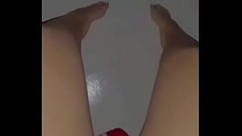 Tocando mi conchita estrecha