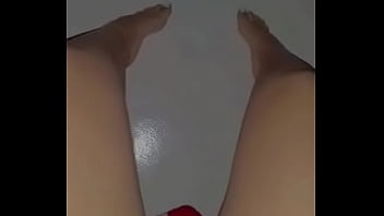 Tocando mi conchita estrecha