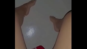 Tocando mi conchita estrecha