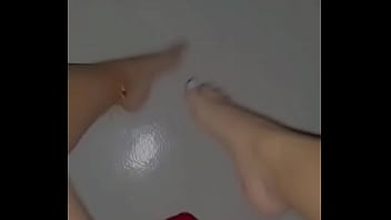 Tocando mi conchita estrecha