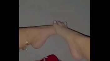 Tocando mi conchita estrecha