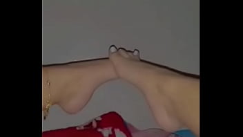 Tocando mi conchita estrecha