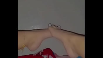 Tocando mi conchita estrecha