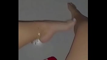 Tocando mi conchita estrecha