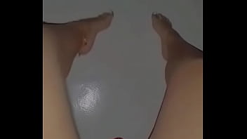 Tocando mi conchita estrecha