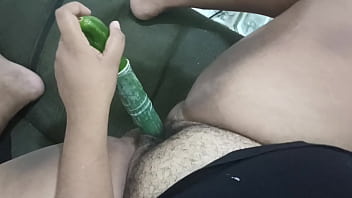 Gordita putona me mamá la verga mientras se masturba con una verdura