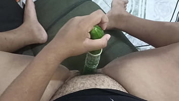 Gordita putona me mamá la verga mientras se masturba con una verdura