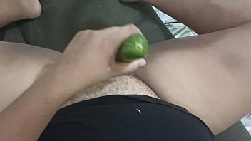Gordita putona me mamá la verga mientras se masturba con una verdura