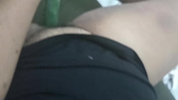 Gordita putona me mamá la verga mientras se masturba con una verdura