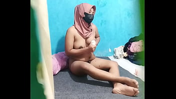 Menyaksikan istri ketika sedang live masturbasi menggunakan dildo