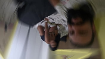 Exibicionismo virtual que paga bem casal faz show no celular e ganha com putaria ao vivo