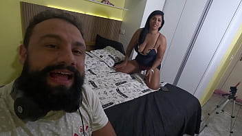 Exibicionismo virtual que paga bem casal faz show no celular e ganha com putaria ao vivo
