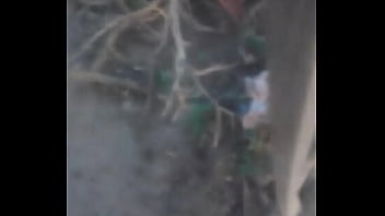 Me entro a la casa de vecina a robarlles las bragas