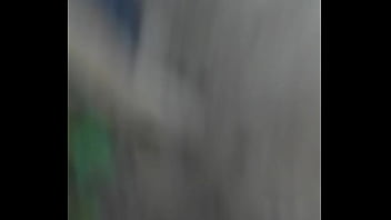 Me entro a la casa de vecina a robarlles las bragas