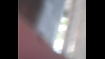 Me entro a la casa de vecina a robarlles las bragas