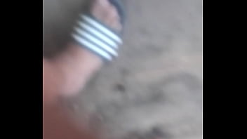 Me entro a la casa de vecina a robarlles las bragas