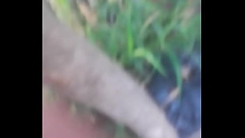 Me entro a la casa de vecina a robarlles las bragas