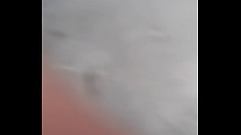 Me entro a la casa de vecina a robarlles las bragas