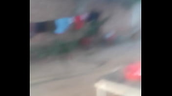 Me entro a la casa de vecina a robarlles las bragas