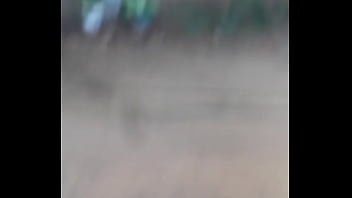 Me entro a la casa de vecina a robarlles las bragas