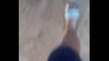 Me entro a la casa de vecina a robarlles las bragas