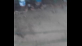 Me entro a la casa de vecina a robarlles las bragas