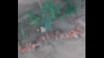 Me entro a la casa de vecina a robarlles las bragas