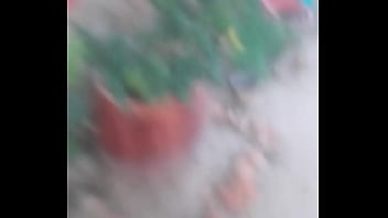 Me entro a la casa de vecina a robarlles las bragas