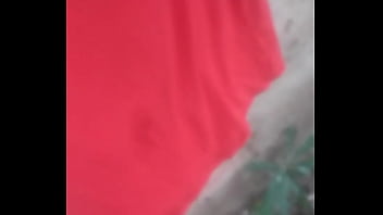 Me entro a la casa de vecina a robarlles las bragas