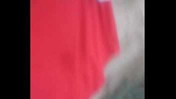 Me entro a la casa de vecina a robarlles las bragas