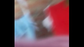 Me entro a la casa de vecina a robarlles las bragas