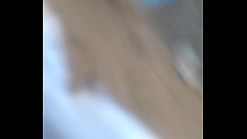 Me entro a la casa de vecina a robarlles las bragas