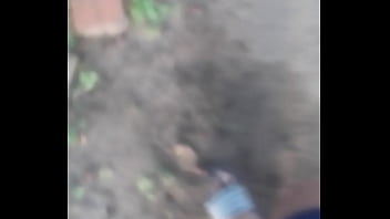 Me entro a la casa de vecina a robarlles las bragas