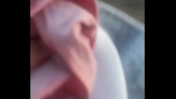 Me entro a la casa de vecina a robarlles las bragas