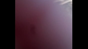 Me entro a la casa de vecina a robarlles las bragas