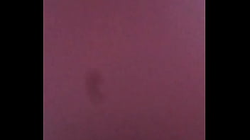 Me entro a la casa de vecina a robarlles las bragas