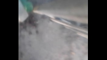 Me entro a la casa de vecina a robarlles las bragas