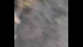 Me entro a la casa de vecina a robarlles las bragas