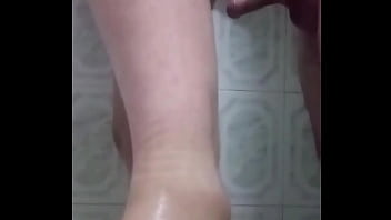 Casi me descubre mi esposo follando con su tio en la ducha