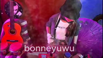 Bonneyuwu 18 36 bartender le paga a bonney por chupar un dildo