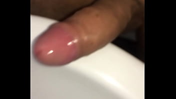 Esfregando A Pica Na Pia Sentindo Tesao thumbnail