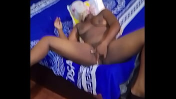 Após o squirting ela continua se masturbando