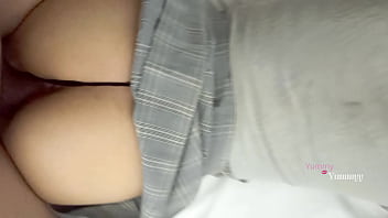 Mi hermanastra hace tarea en su cama le subí su falda de su uniforme para cogermela me dio de sentones para que la dejara hacer su tarea