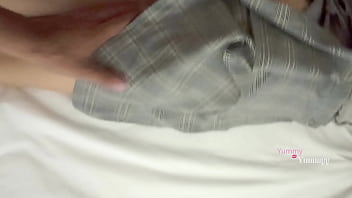 Mi hermanastra hace tarea en su cama le subí su falda de su uniforme para cogermela me dio de sentones para que la dejara hacer su tarea