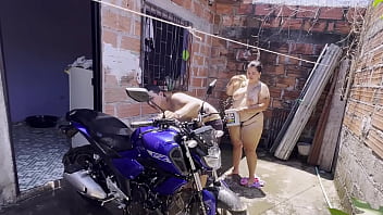 Vecino me ayuda a lavar la moto y despues me folla con mucha leche en la boca