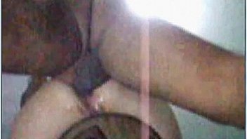 Rompiendo su culo en en banquito