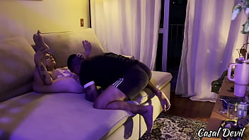 Meu melhor amigo chega bem na hora que estou fudendo minha mulher a safada mamou os dois