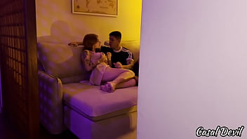 Meu melhor amigo chega bem na hora que estou fudendo minha mulher a safada mamou os dois