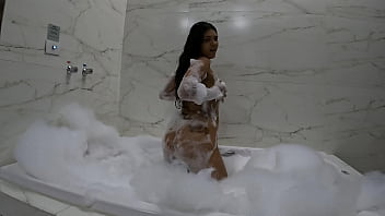 Eu naquele banho sensual de espuma na banheira