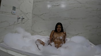 Eu naquele banho sensual de espuma na banheira